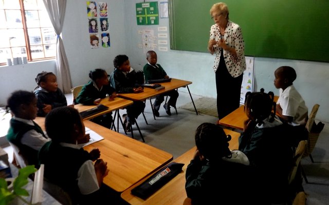 Raadsdame Nicolette Botha-Guthrie aan die woord in een van die klassies by Fynbos Akademie